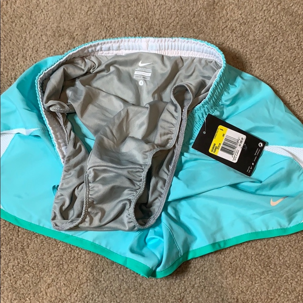 WOMENS NIKE RUNNING SHORTS - Picture 2 of 4